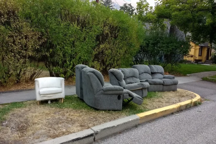 Stuck With an Old Couch? You Need Fast, Local Bulk Pick Up 